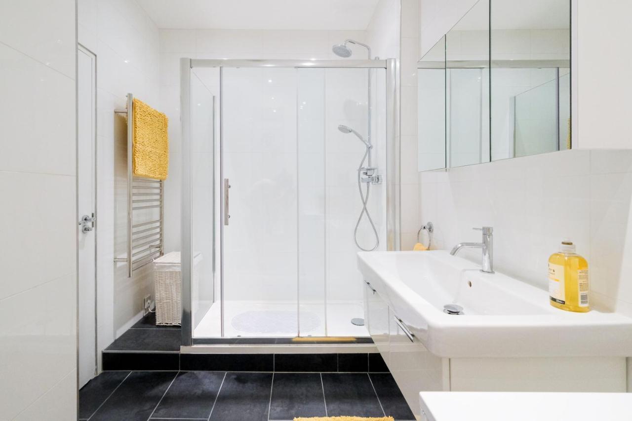 Lovely 2 Bed Flat In Canal Side Gated Development Appartement Londen Buitenkant foto