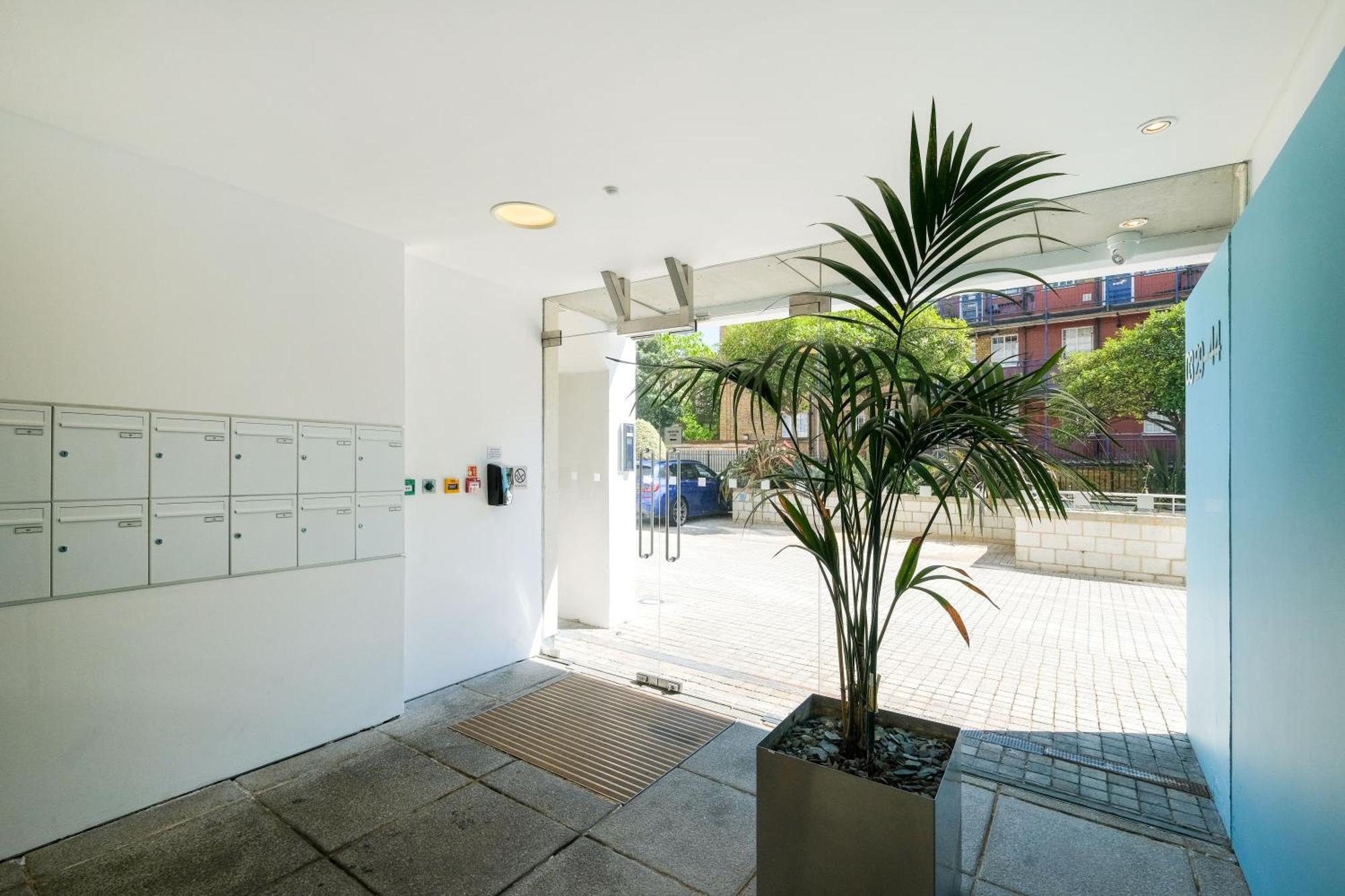 Lovely 2 Bed Flat In Canal Side Gated Development Appartement Londen Buitenkant foto